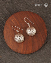 Contemporary light weight earrings in 92.5 silver. Minimalist work wear jewellery.
Perfect wear from Dawn to Dusk.