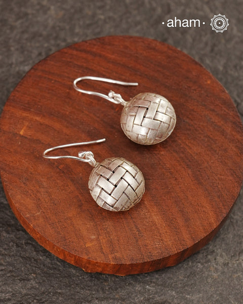 Contemporary light weight earrings in 92.5 silver. Minimalist work wear jewellery.
Perfect wear from Dawn to Dusk.