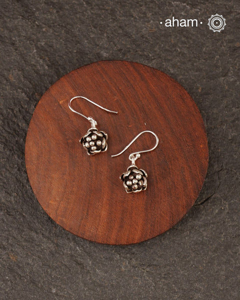 Contemporary light weight earrings in 92.5 silver. Minimalist work wear jewellery.
Perfect wear from Dawn to Dusk.