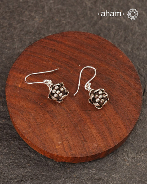 Contemporary light weight earrings in 92.5 silver. Minimalist work wear jewellery.
Perfect wear from Dawn to Dusk.