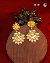 Classic silver gold polish earrings. perfect for festivities.
With beautiful turquoise Kundan work and Pearls