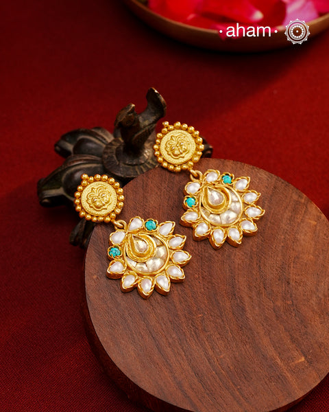 Classic silver gold polish earrings. perfect for festivities.
With beautiful turquoise Kundan work and Pearls