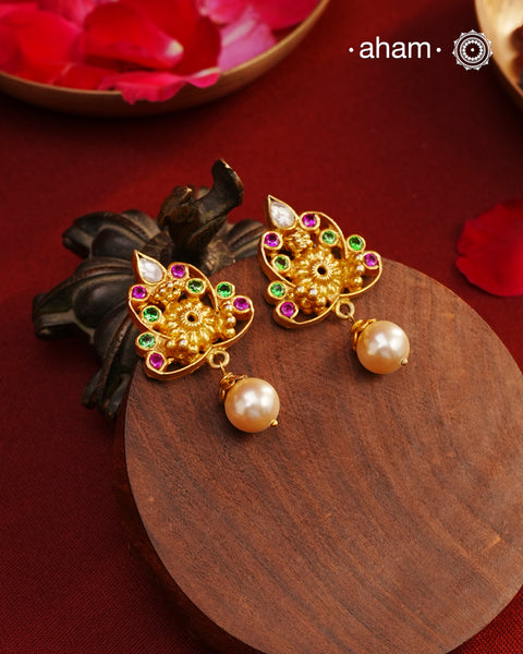 Classic silver gold polish earrings. perfect for festivities.
With beautiful Kundan work and Pearls