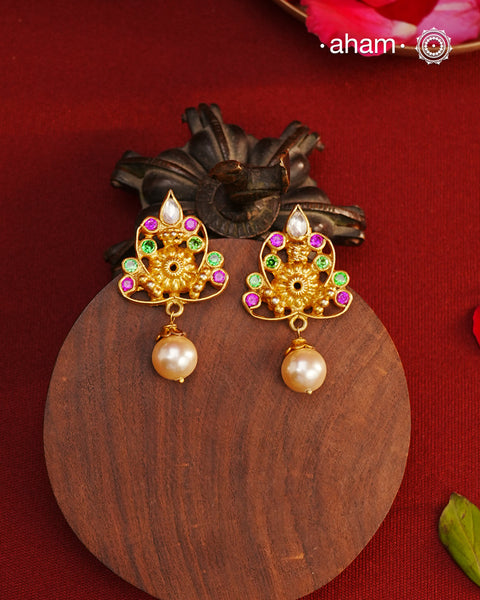 Classic silver gold polish earrings. perfect for festivities.
With beautiful Kundan work and Pearls