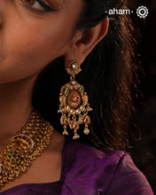Add a touch of elegance to any outfit with these traditional chandelier-style Kundan gold polish silver earrings. Crafted with 92.5 silver and finished with gold polish, Kundan and pearl highlights, they are the perfect piece to go with any festive occasion.