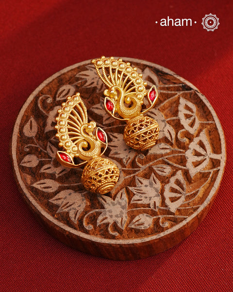 Show off your style with these oh-so-chic Peacock Ball Drop earrings! Crafted in 92.5 silver with eye-catching gold polish, these gleaming baubles are sure to make a statement and turn heads! Shimmer and shine like never before.