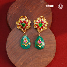 Detailed Kundan&nbsp;earrings with a beautiful green inlay work green drop.
Crafted in 92.5 sterling silver with Gold polish. Perfect for festivities and occassions. 
