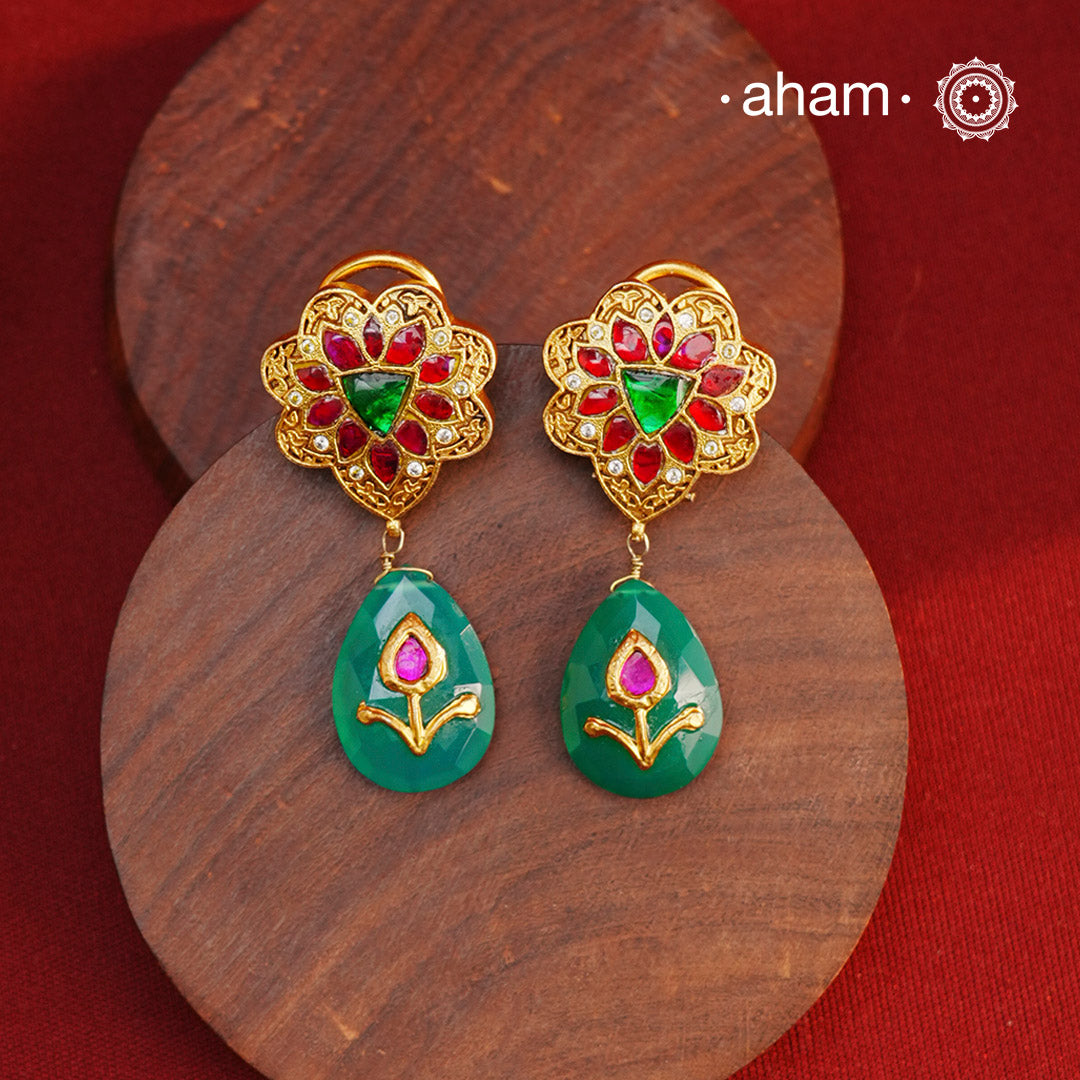 Detailed Kundan earrings with a beautiful green inlay work green drop.
Crafted in 92.5 sterling silver with Gold polish. Perfect for festivities and occassions. 