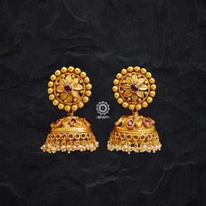 These classic south style Flower Gold Polish Silver Jhumkies are crafted with 92.5 sterling silver and finished with gold polish, adding a touch of luxury to any ensemble. Detailed with elegant pearls, these jhumkies pair perfectly with your traditional wardrobe.