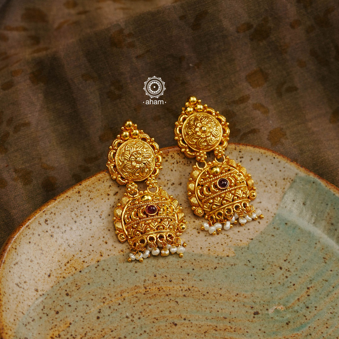 These earrings are crafted with 92.5% silver and finished in a luxurious gold polish. Delicately adorned with pearls, they are lightweight and comfortable enough for all-day wear. Celebrate special occasions with this beautiful piece.