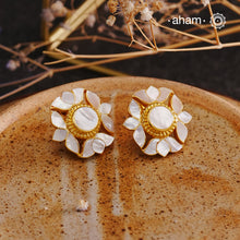 Embrace the allure of timeless elegance with Aham Jewellery’s latest Mother of Pearl collection, a radiant choice for festive celebrations and weddings. Each piece is crafted in 92.5 silver and adorned with a luxurious gold polish, capturing the iridescent beauty of mother of pearl.