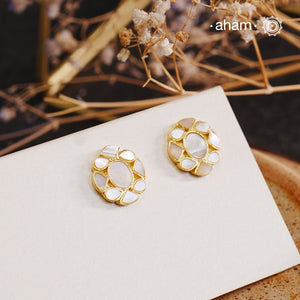 Embrace the allure of timeless elegance with Aham Jewellery’s latest Mother of Pearl collection, a radiant choice for festive celebrations and weddings. Each piece is crafted in 92.5 silver and adorned with a luxurious gold polish, capturing the iridescent beauty of mother of pearl.