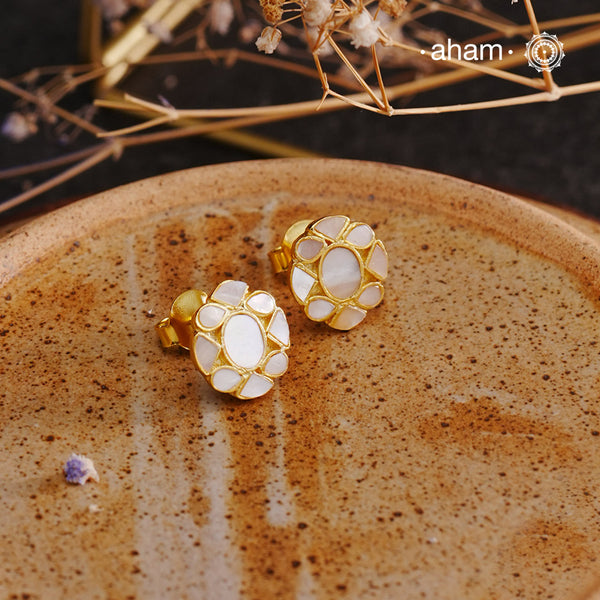 Embrace the allure of timeless elegance with Aham Jewellery’s latest Mother of Pearl collection, a radiant choice for festive celebrations and weddings. Each piece is crafted in 92.5 silver and adorned with a luxurious gold polish, capturing the iridescent beauty of mother of pearl.