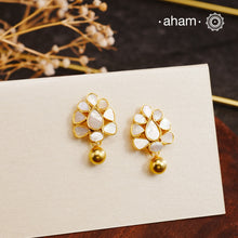 Embrace the allure of timeless elegance with Aham Jewellery’s latest Mother of Pearl collection, a radiant choice for festive celebrations and weddings.
The earrings are crafted in 92.5 silver and adorned with a luxurious gold polis
This collection is designed with festivities, bridesmaids, and destination weddings in mind, offering a versatile blend of tradition and contemporary charm. Ideal for those seeking an ethereal statement, our Mother of Pearl collection brings sophistication to every celebration.