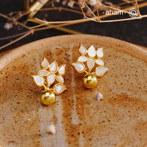 Embrace the allure of timeless elegance with Aham Jewellery’s latest Mother of Pearl collection, a radiant choice for festive celebrations and weddings. Each piece is crafted in 92.5 silver and adorned with a luxurious gold polish, capturing the iridescent beauty of mother of pearl.