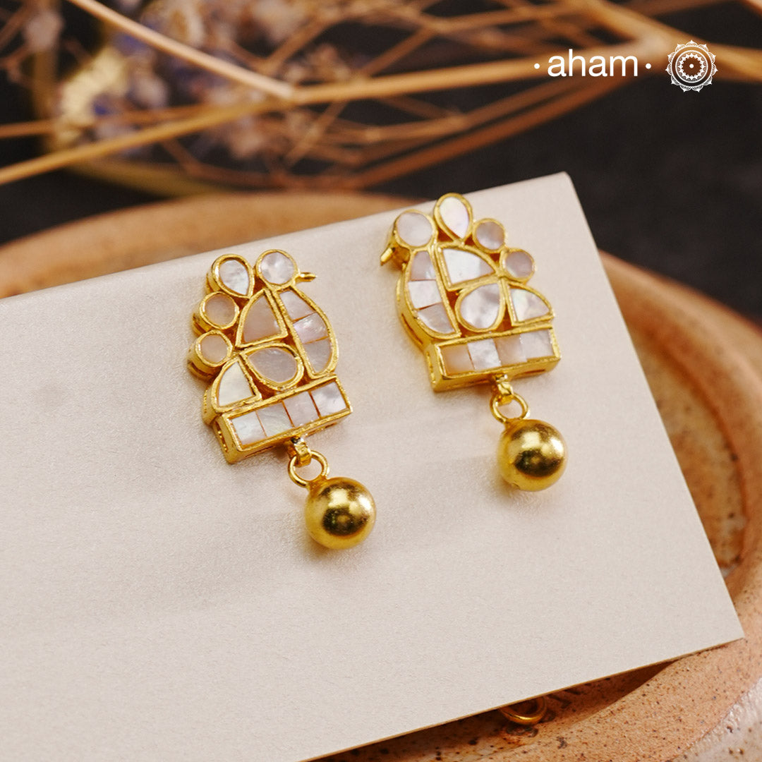 Embrace the allure of timeless elegance with Aham Jewellery’s latest Mother of Pearl collection, a radiant choice for festive celebrations and weddings. Each piece is crafted in 92.5 silver and adorned with a luxurious gold polish, capturing the iridescent beauty of mother of pearl.