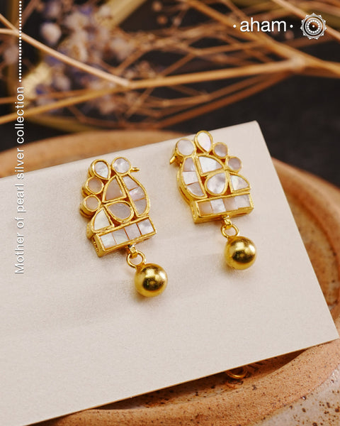 Embrace the allure of timeless elegance with Aham Jewellery’s latest Mother of Pearl collection, a radiant choice for festive celebrations and weddings. Each piece is crafted in 92.5 silver and adorned with a luxurious gold polish, capturing the iridescent beauty of mother of pearl.