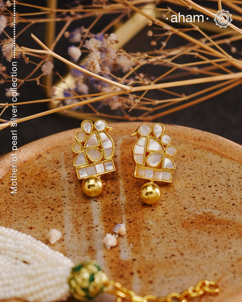 Embrace the allure of timeless elegance with Aham Jewellery’s latest Mother of Pearl collection, a radiant choice for festive celebrations and weddings. Each piece is crafted in 92.5 silver and adorned with a luxurious gold polish, capturing the iridescent beauty of mother of pearl.