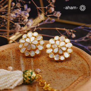 Embrace the allure of timeless elegance with Aham Jewellery’s latest Mother of Pearl collection, a radiant choice for festive celebrations and weddings. Each piece is crafted in 92.5 silver and adorned with a luxurious gold polish, capturing the iridescent beauty of mother of pearl.