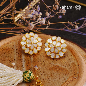 Embrace the allure of timeless elegance with Aham Jewellery’s latest Mother of Pearl collection, a radiant choice for festive celebrations and weddings. Each piece is crafted in 92.5 silver and adorned with a luxurious gold polish, capturing the iridescent beauty of mother of pearl.