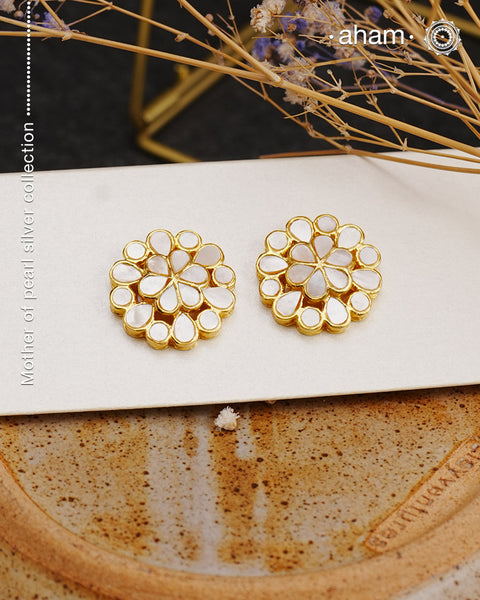 Embrace the allure of timeless elegance with Aham Jewellery’s latest Mother of Pearl collection, a radiant choice for festive celebrations and weddings. Each piece is crafted in 92.5 silver and adorned with a luxurious gold polish, capturing the iridescent beauty of mother of pearl.