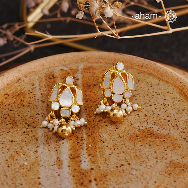 Embrace the allure of timeless elegance with Aham Jewellery’s latest Mother of Pearl collection, a radiant choice for festive celebrations and weddings. Each piece is crafted in 92.5 silver and adorned with a luxurious gold polish, capturing the iridescent beauty of mother of pearl.