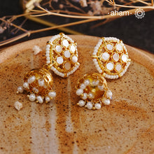 Embrace the allure of timeless elegance with Aham Jewellery’s latest Mother of Pearl collection, a radiant choice for festive celebrations and weddings. Each piece is crafted in 92.5 silver and adorned with a luxurious gold polish, capturing the iridescent beauty of mother of pearl.