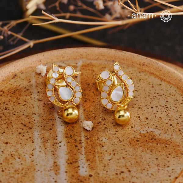 Embrace the allure of timeless elegance with Aham Jewellery’s latest Mother of Pearl collection, a radiant choice for festive celebrations and weddings. Each piece is crafted in 92.5 silver and adorned with a luxurious gold polish, capturing the iridescent beauty of mother of pearl.