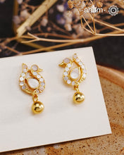 Embrace the allure of timeless elegance with Aham Jewellery’s latest Mother of Pearl collection, a radiant choice for festive celebrations and weddings. Each piece is crafted in 92.5 silver and adorned with a luxurious gold polish, capturing the iridescent beauty of mother of pearl.