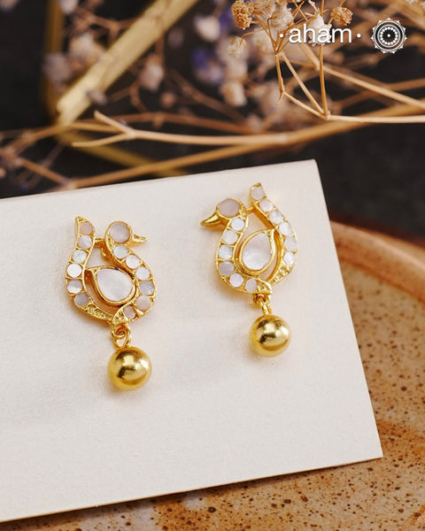 Embrace the allure of timeless elegance with Aham Jewellery’s latest Mother of Pearl collection, a radiant choice for festive celebrations and weddings. Each piece is crafted in 92.5 silver and adorned with a luxurious gold polish, capturing the iridescent beauty of mother of pearl.