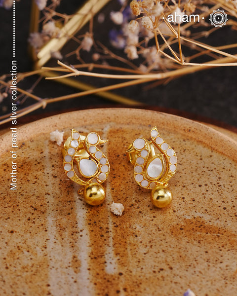 Embrace the allure of timeless elegance with Aham Jewellery’s latest Mother of Pearl collection, a radiant choice for festive celebrations and weddings. Each piece is crafted in 92.5 silver and adorned with a luxurious gold polish, capturing the iridescent beauty of mother of pearl.