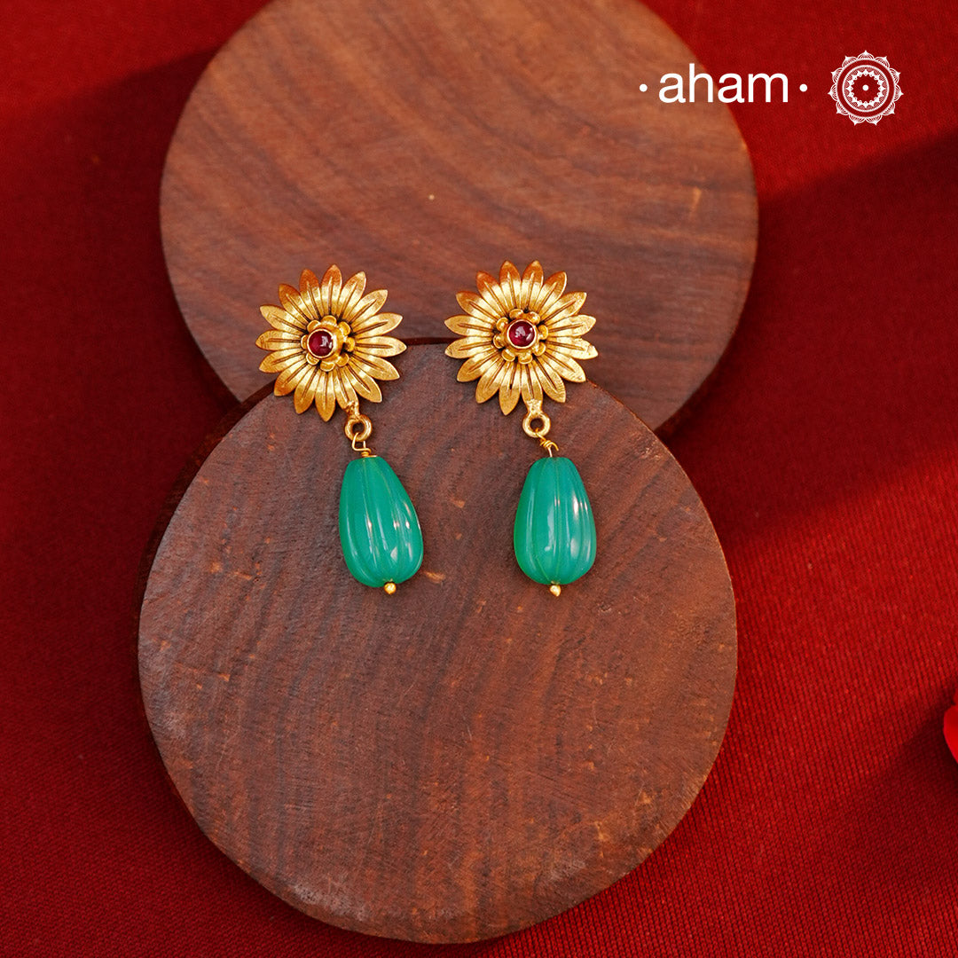 Experience elegance and simplicity with our Gold Polish Silver Earrings. These beautiful earrings feature a delicate flower top with green stone drop.
Not only are they lightweight and easy to wear, but they also add a touch of sophistication to any outfit. Elevate your style with these timeless earrings.