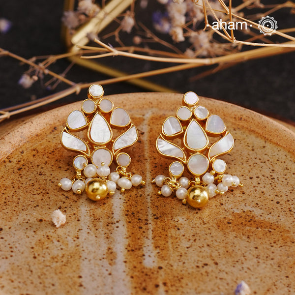 Embrace the allure of timeless elegance with Aham Jewellery’s latest Mother of Pearl collection, a radiant choice for festive celebrations and weddings. Each piece is crafted in 92.5 silver and adorned with a luxurious gold polish, capturing the iridescent beauty of mother of pearl.