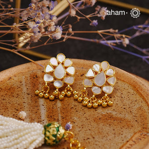 Embrace the allure of timeless elegance with Aham Jewellery’s latest Mother of Pearl collection, a radiant choice for festive celebrations and weddings. Each piece is crafted in 92.5 silver and adorned with a luxurious gold polish, capturing the iridescent beauty of mother of pearl.