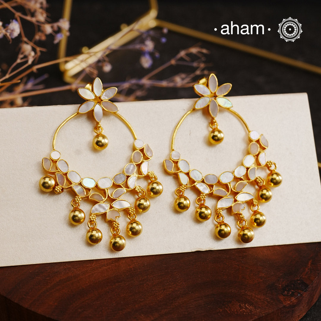 Embrace the allure of timeless elegance with Aham Jewellery’s latest Mother of Pearl collection, a radiant choice for festive celebrations and weddings. Each piece is crafted in 92.5 silver and adorned with a luxurious gold polish, capturing the iridescent beauty of mother of pearl.