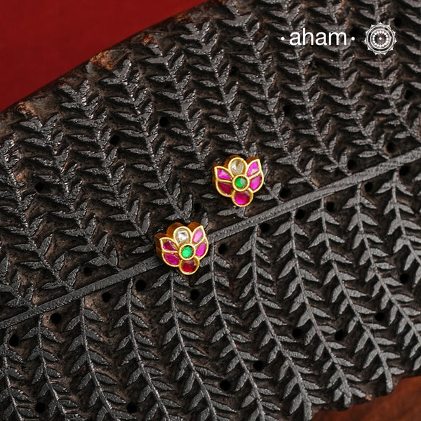 If you someone who like to wear small, minimal yet festive earrings then this one is for you. Little mini kundan work earrings crafted in 92.5 silver with gold polish. Perfect for small celebrations and everyday dressing up.