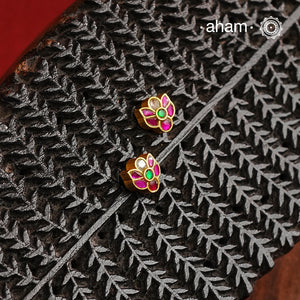 If you someone who like to wear small, minimal yet festive earrings then this one is for you. Little mini kundan work earrings crafted in 92.5 silver with gold polish. Perfect for small celebrations and everyday dressing up.