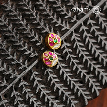 If you someone who like to wear small, minimal yet festive earrings then this one is for you. Little mini kundan work earrings crafted in 92.5 silver with gold polish. Perfect for small celebrations and everyday dressing up.