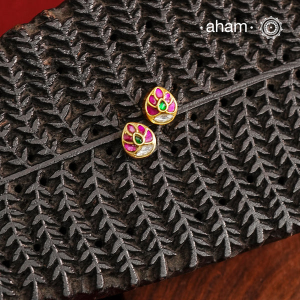 If you someone who like to wear small, minimal yet festive earrings then this one is for you. Little mini kundan work earrings crafted in 92.5 silver with gold polish. Perfect for small celebrations and everyday dressing up.