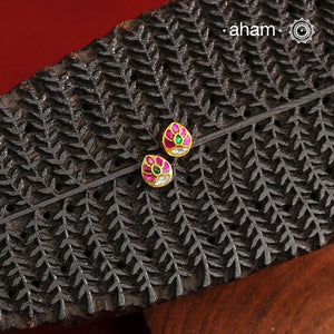 If you someone who like to wear small, minimal yet festive earrings then this one is for you. Little mini kundan work earrings crafted in 92.5 silver with gold polish. Perfect for small celebrations and everyday dressing up.