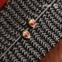 If you someone who like to wear small, minimal yet festive earrings then this one is for you. Little mini kundan work earrings crafted in 92.5 silver with gold polish. Perfect for small celebrations and everyday dressing up.