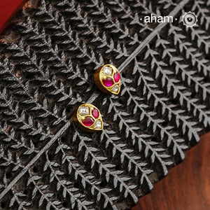If you someone who like to wear small, minimal yet festive earrings then this one is for you. Little mini kundan work earrings crafted in 92.5 silver with gold polish. Perfect for small celebrations and everyday dressing up.