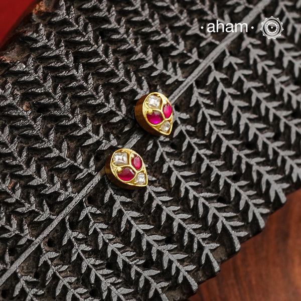 If you someone who like to wear small, minimal yet festive earrings then this one is for you. Little mini kundan work earrings crafted in 92.5 silver with gold polish. Perfect for small celebrations and everyday dressing up.