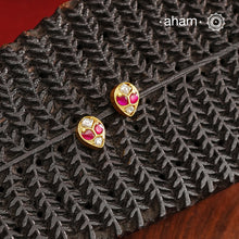 If you someone who like to wear small, minimal yet festive earrings then this one is for you. Little mini kundan work earrings crafted in 92.5 silver with gold polish. Perfect for small celebrations and everyday dressing up.