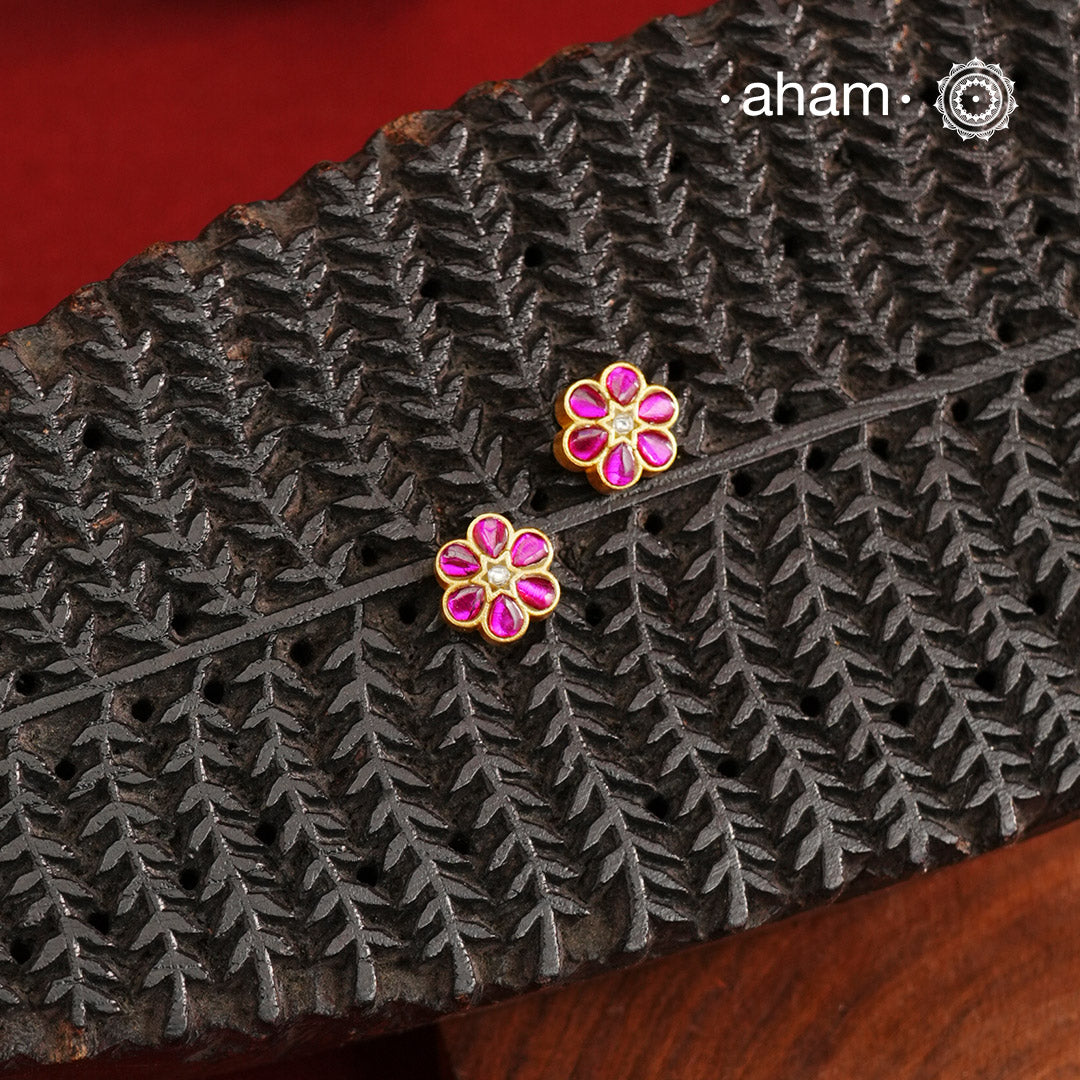 If you someone who like to wear small, minimal yet festive earrings then this one is for you. Little mini kundan work earrings crafted in 92.5 silver with gold polish. Perfect for small celebrations and everyday dressing up.