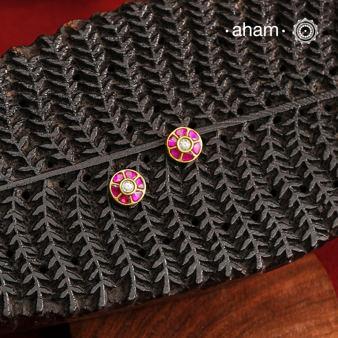 If you someone who like to wear small, minimal yet festive earrings then this one is for you. Little mini kundan work earrings crafted in 92.5 silver with gold polish. Perfect for small celebrations and everyday dressing up.
