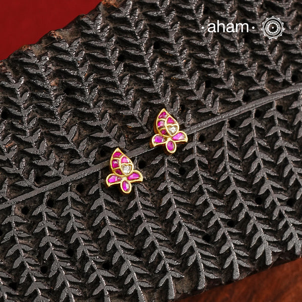 If you someone who like to wear small, minimal yet festive earrings then this one is for you. Little mini kundan work earrings crafted in 92.5 silver with gold polish. Perfect for small celebrations and everyday dressing up.