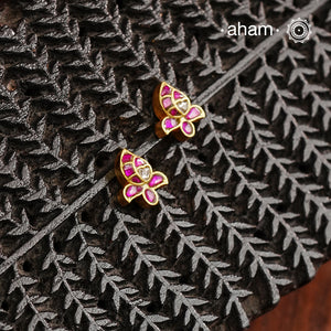 If you someone who like to wear small, minimal yet festive earrings then this one is for you. Little mini kundan work earrings crafted in 92.5 silver with gold polish. Perfect for small celebrations and everyday dressing up.