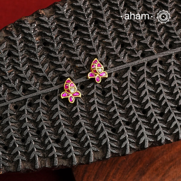 If you someone who like to wear small, minimal yet festive earrings then this one is for you. Little mini kundan work earrings crafted in 92.5 silver with gold polish. Perfect for small celebrations and everyday dressing up.