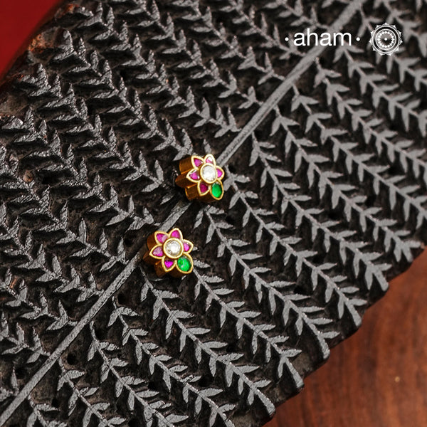 If you someone who like to wear small, minimal yet festive earrings then this one is for you. Little mini kundan work earrings crafted in 92.5 silver with gold polish. Perfect for small celebrations and everyday dressing up.
